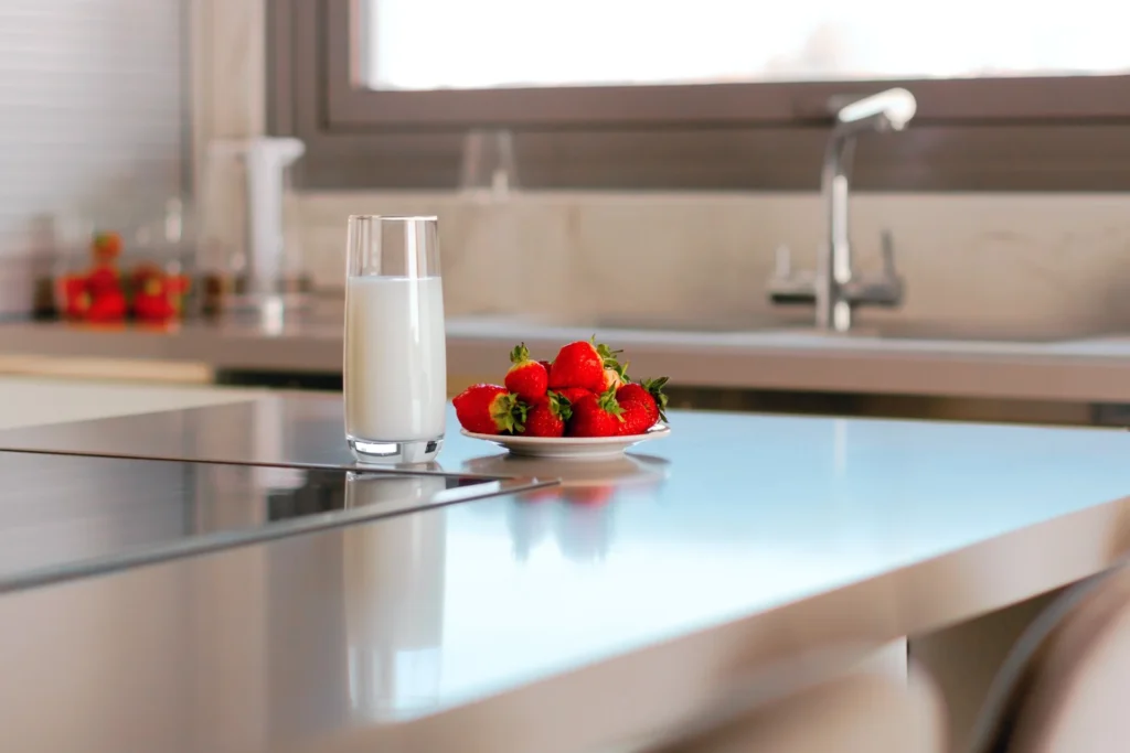 Detaljvask av kjøkkenbenk for å sikre godt inntrykk ved vask før visning.